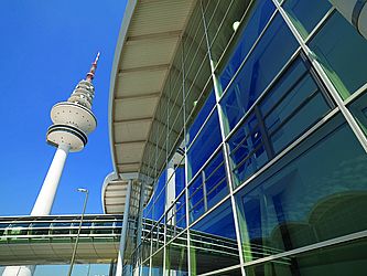 Hamburg Messe: Fassade und Skywalk mit Fernsehturm